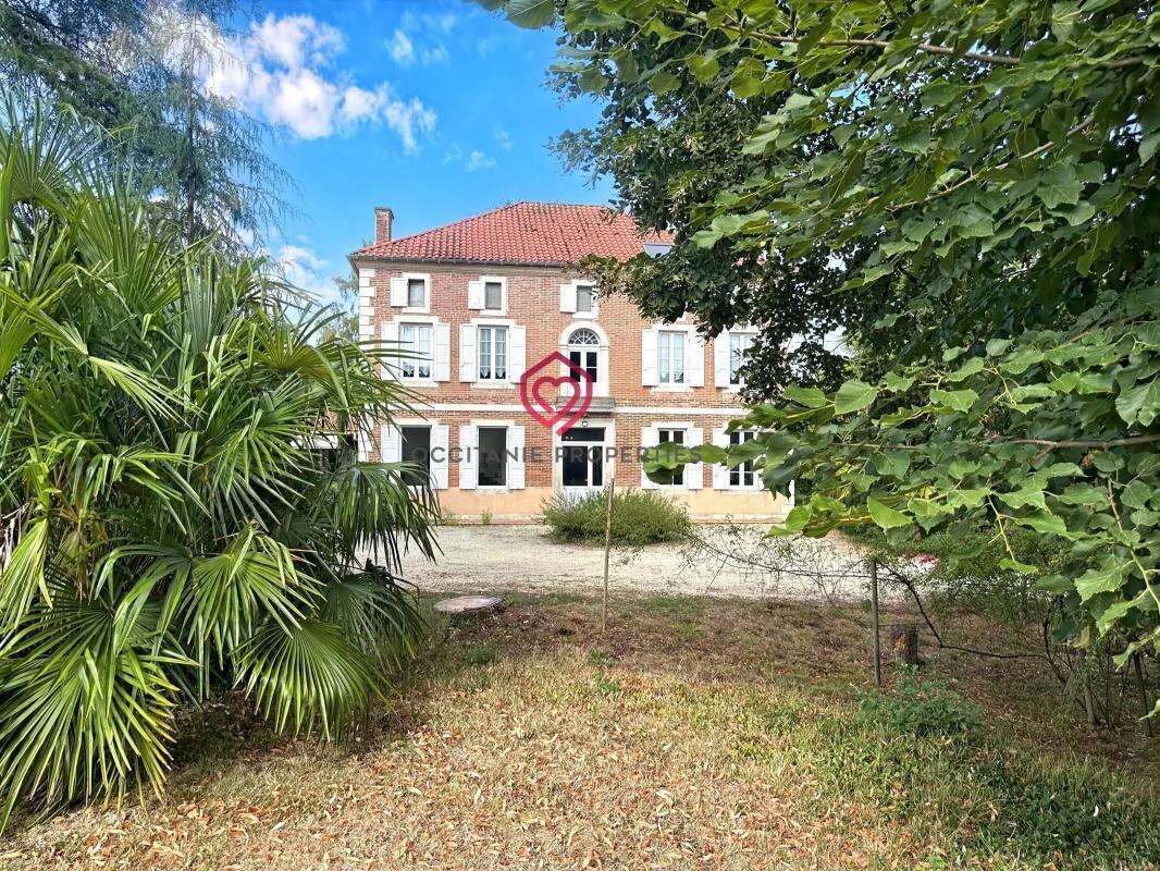 Propriété de Prestige avec Gîtes, Piscine et Fort Potentiel Touristique à Vendre près de Nogaro, Gers (Occitanie) - photo 4
