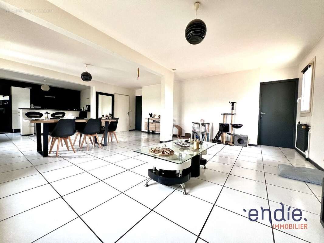 Commerce à NIEUIL-L&#039;ESPOIR