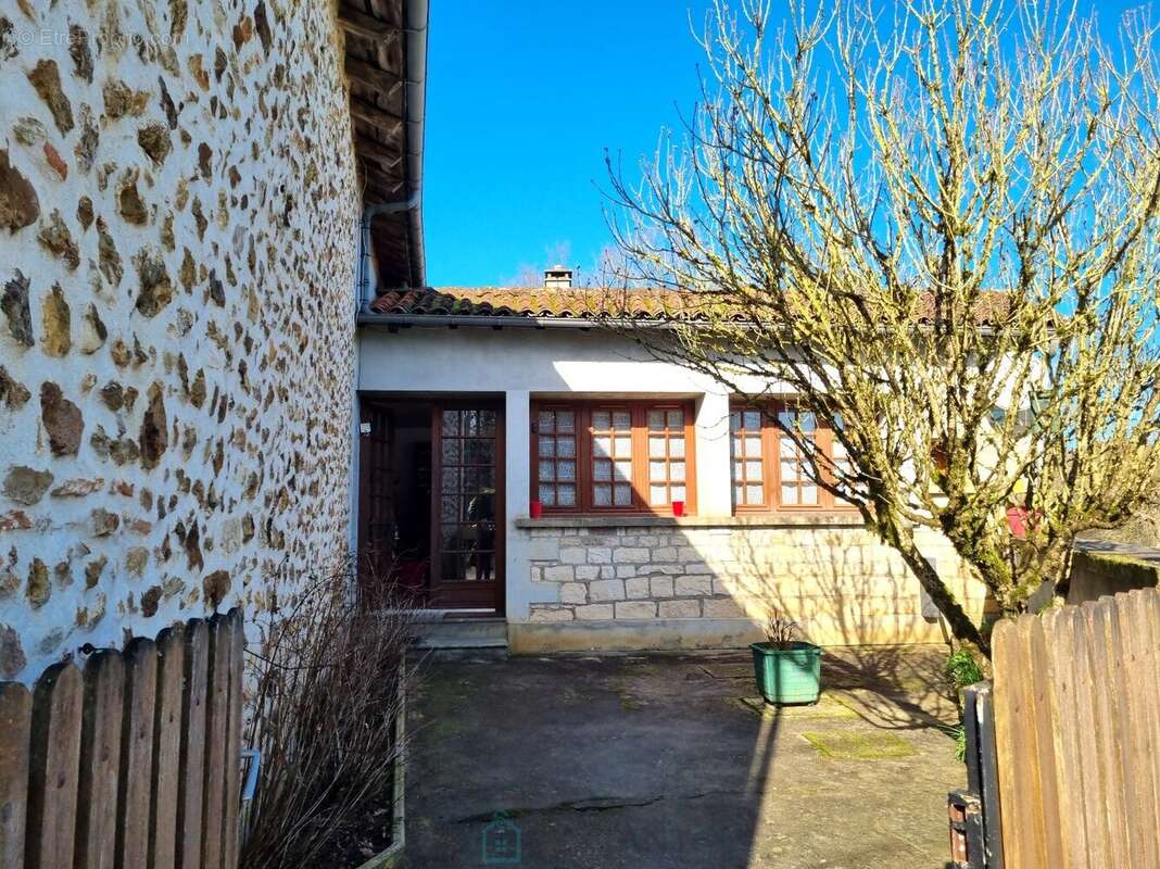 Maison à VITRAC-SAINT-VINCENT