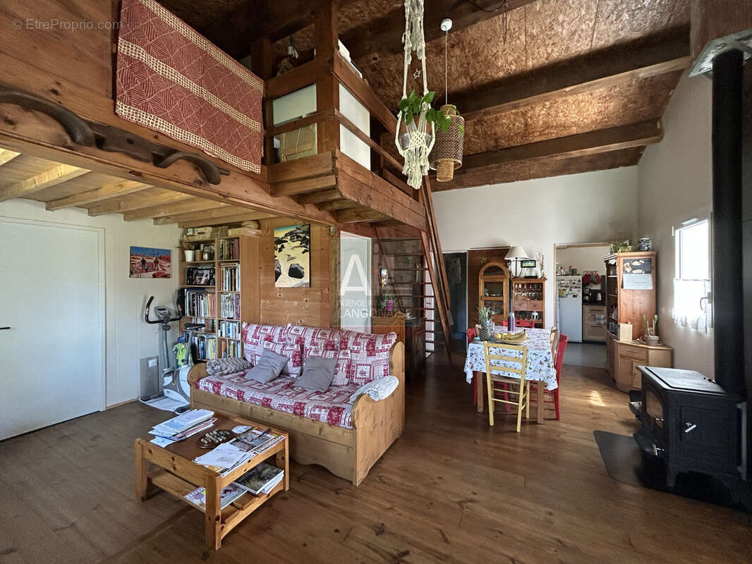 Maison de plain-pied sur terrain arboré de 2 200 m2 - photo 4