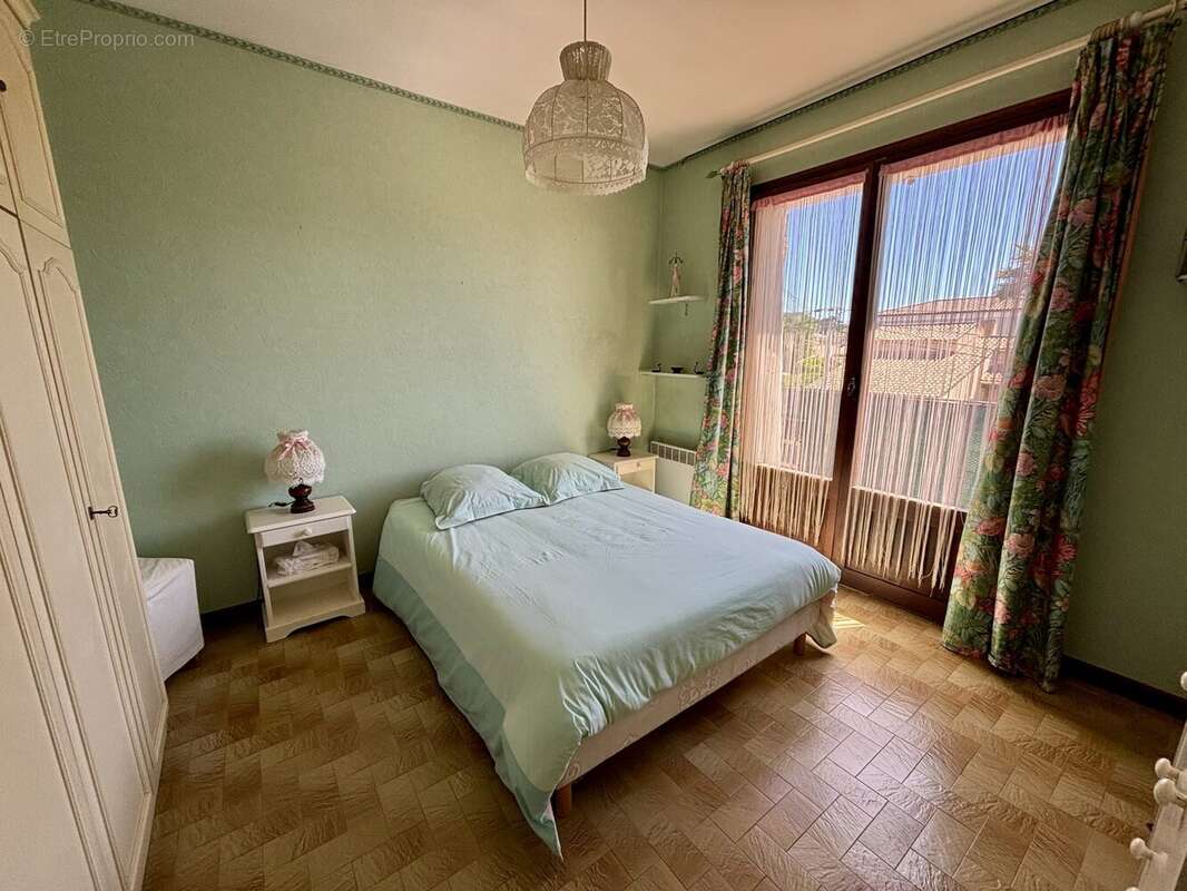 Chambre 2 appartement 1 ( étage) - Maison à SIX-FOURS-LES-PLAGES