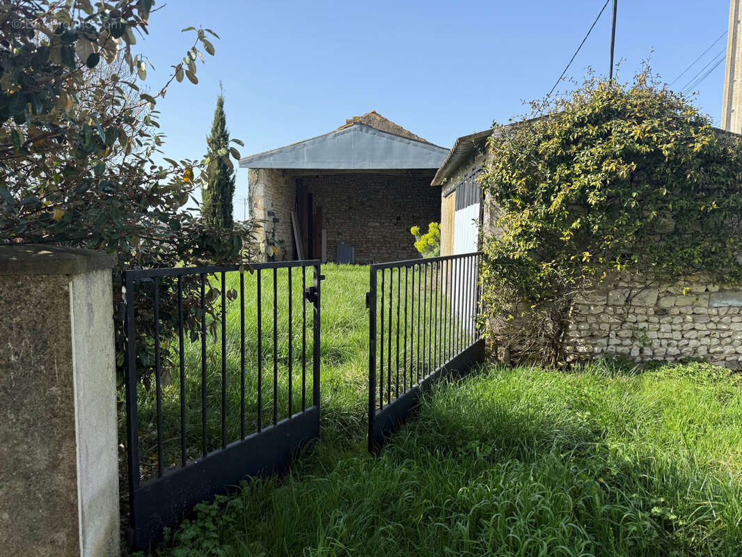Maison à CHENAC-SAINT-SEURIN-D'UZET