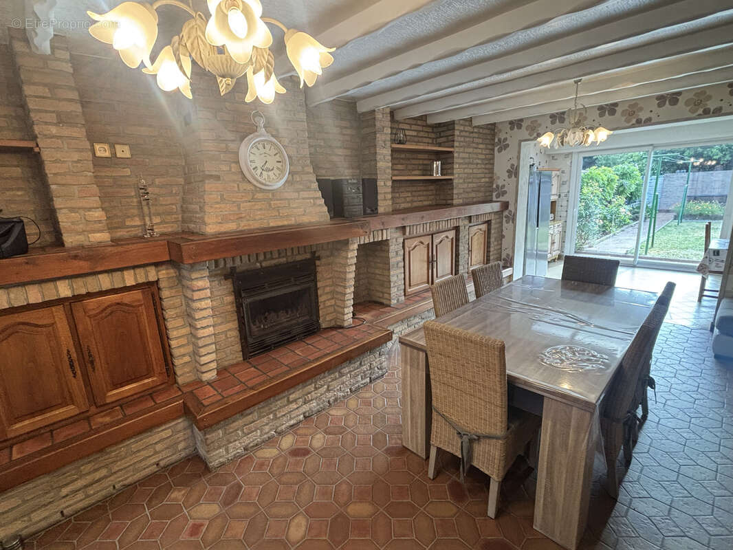 Petite-Synthe centre: maison de ville, pièce de vie de 50m2, 3 chambres, dressing, jardin et garage. - photo 6