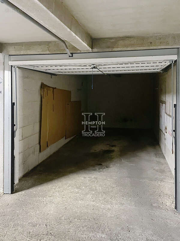 Paris xvi   box fermé a vendre- parking - dans résidence sécurisée - trocadéro - photo 2