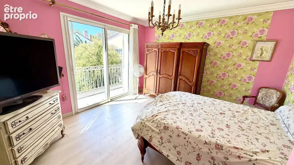 Maison  au calme, proche du centre sur 342 m² de jardin constructible. - photo 5
