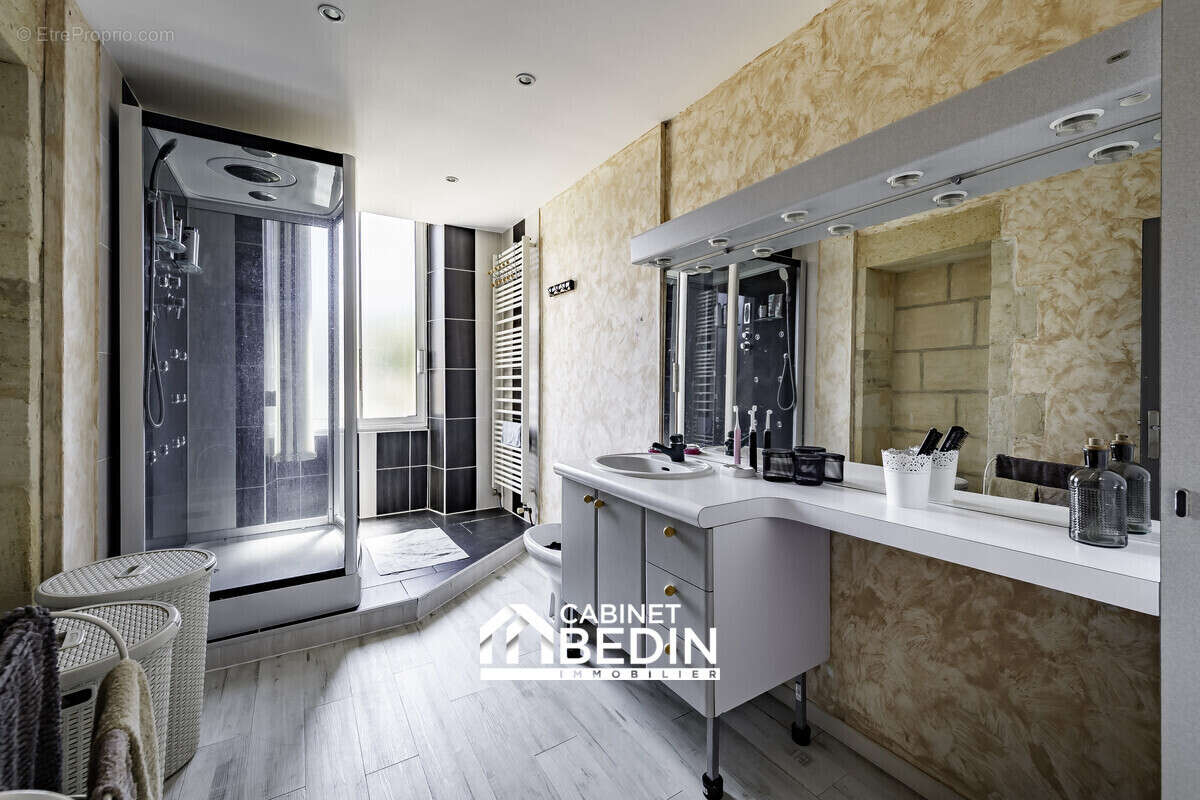Maison 184 m² à Bourg  - photo 9