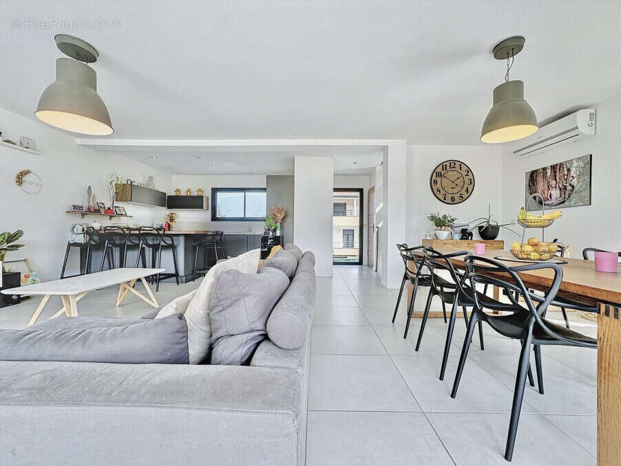 Maison à ETREMBIERES