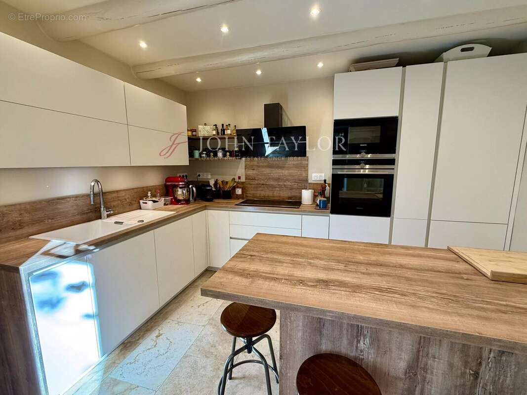 Propriété à vendre au pied de Gordes – Luberon – Maison principale + 2 gîtes indépendants – Piscine – Terrain arboré de 2 000 m² - photo 4