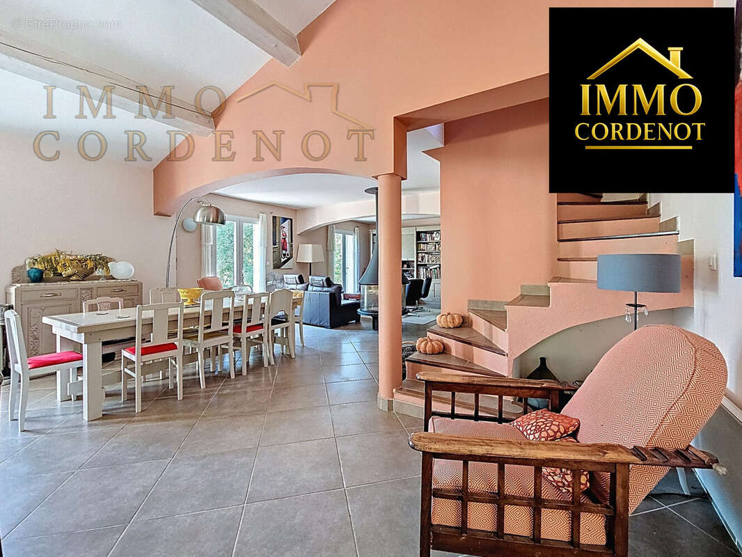pièce de vie - Maison à FORCALQUEIRET