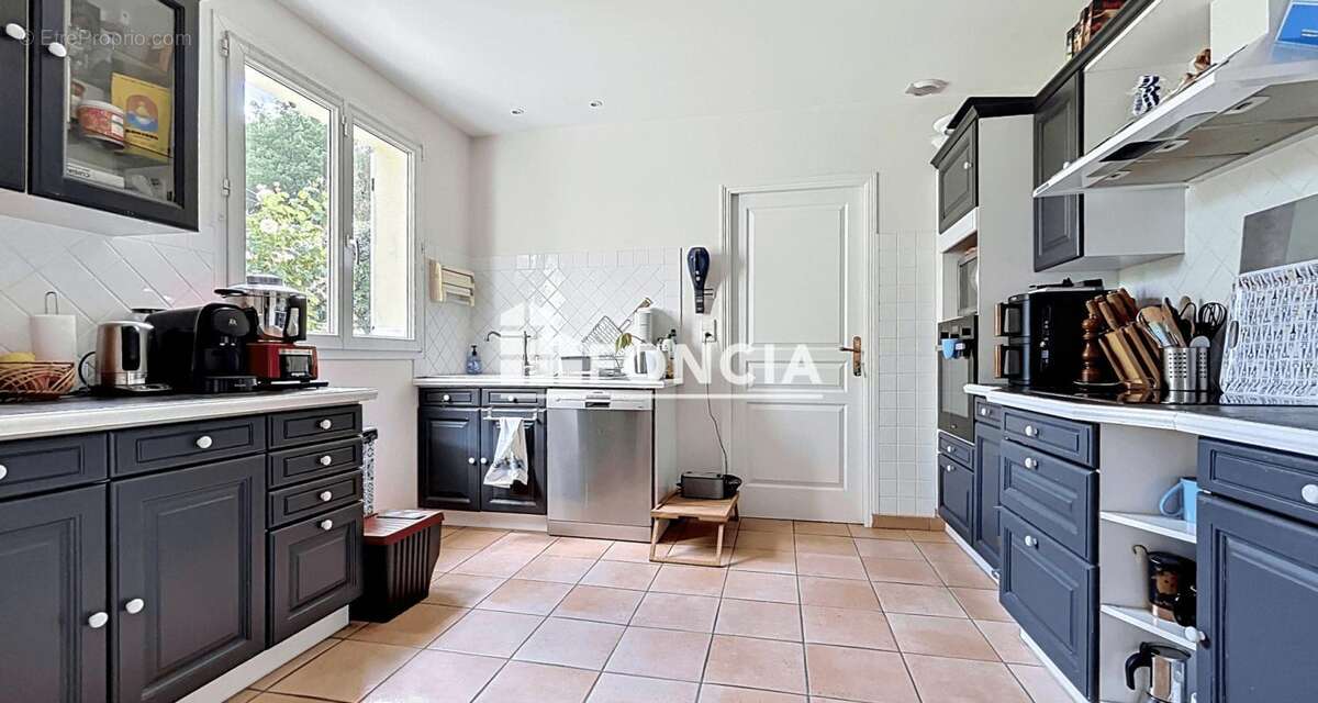 Maison familiale avec 3 suites, bureau et 2 garages - photo 3