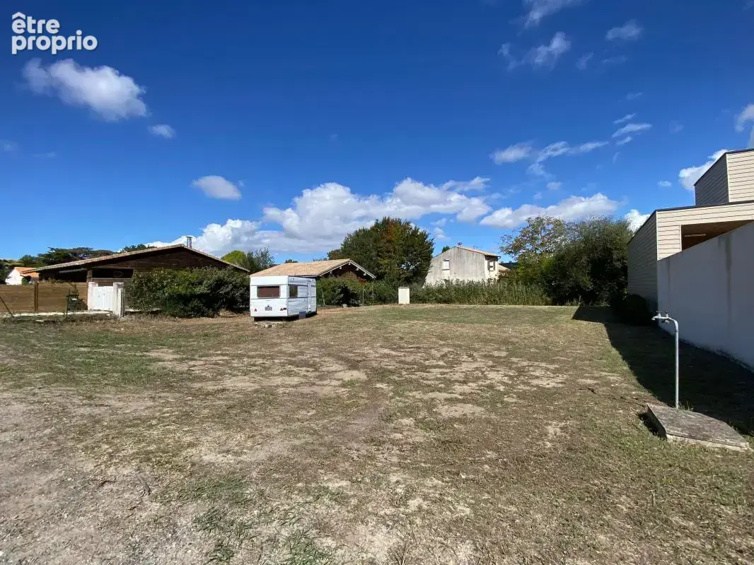 Terrain à LES MATHES