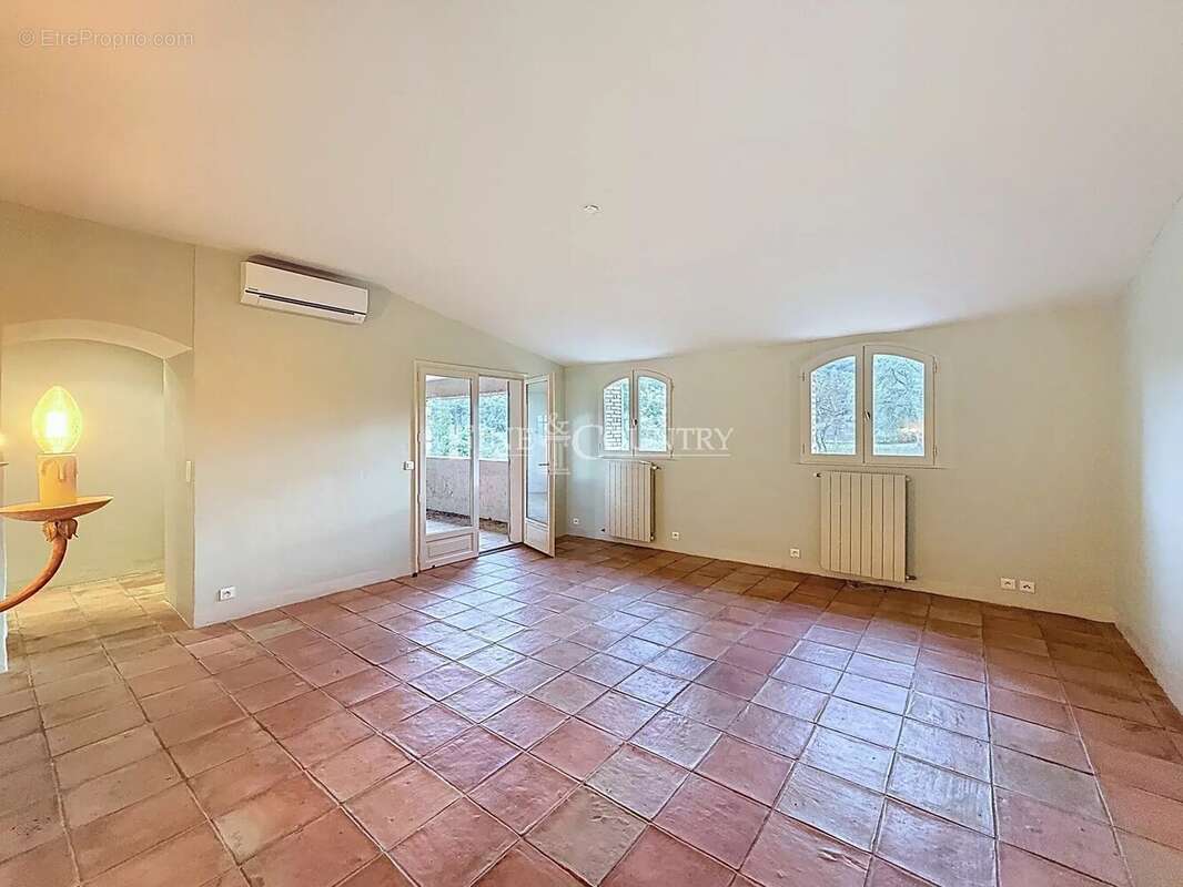 Maison à ROQUEBRUNE-SUR-ARGENS