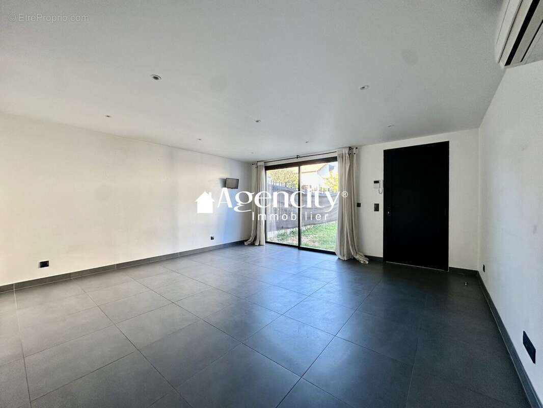 Séjour  - Maison à LAGNY-SUR-MARNE