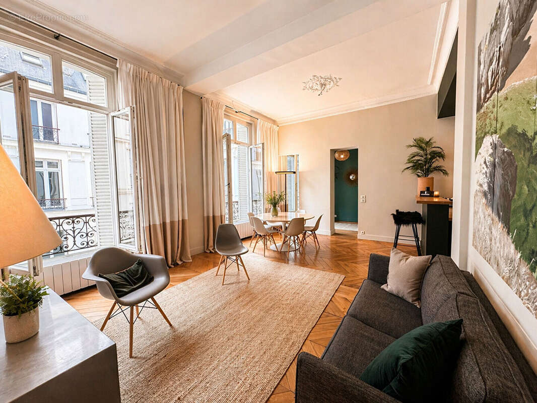 Appartement à PARIS-8E