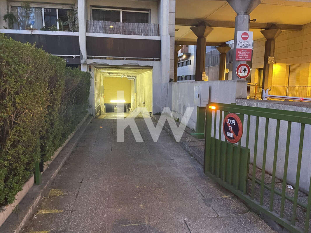 Parking à PARIS-20E