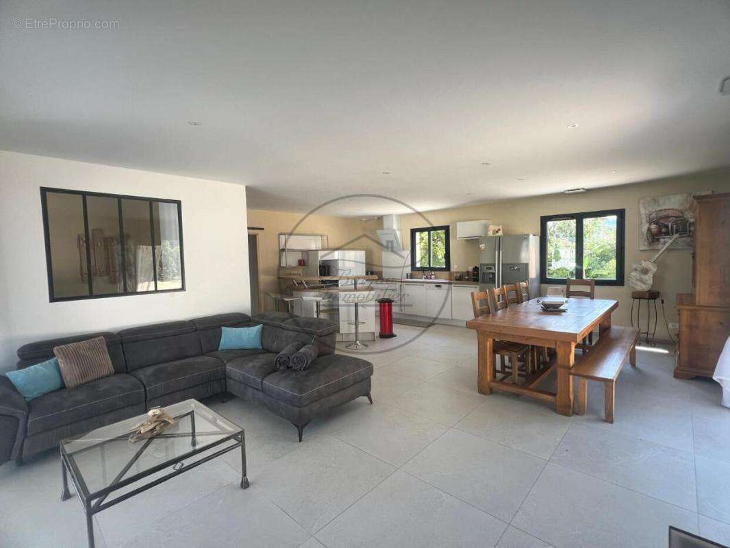 Maison neuve de plain-pied avec piscine ! un cadre de vie privilégié ! - photo 3