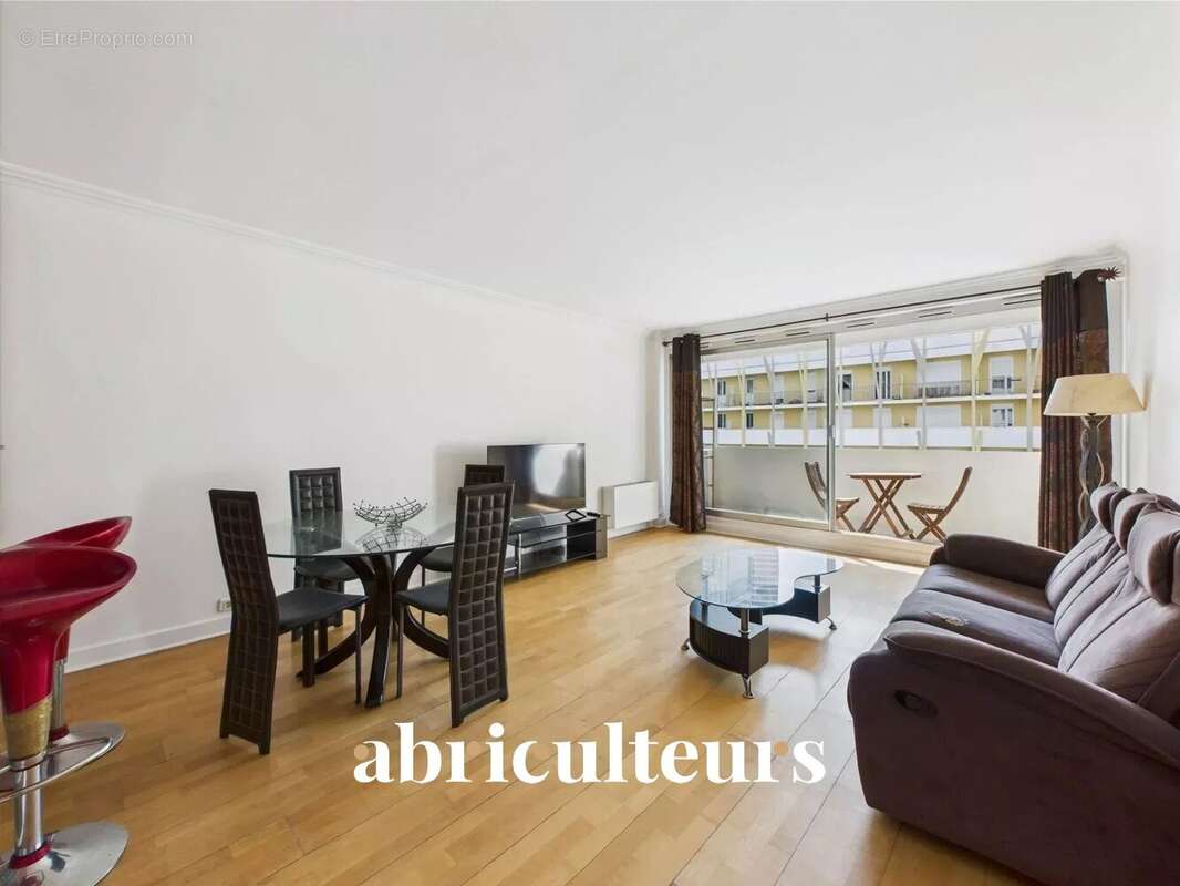 Appartement à COURBEVOIE
