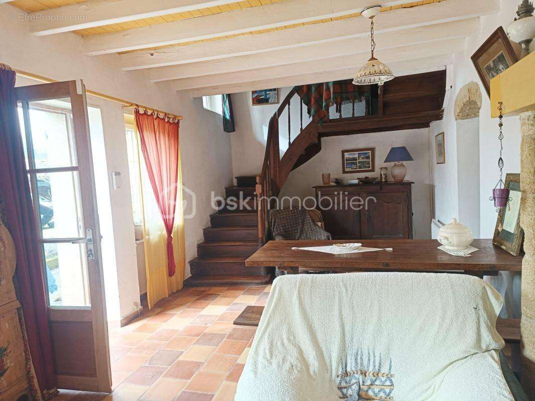 Ensemble Immobilier comprenant 2 maisons avec Piscine + Annexes sis sur 1 Terrain de 2.5 Hectares - photo 10