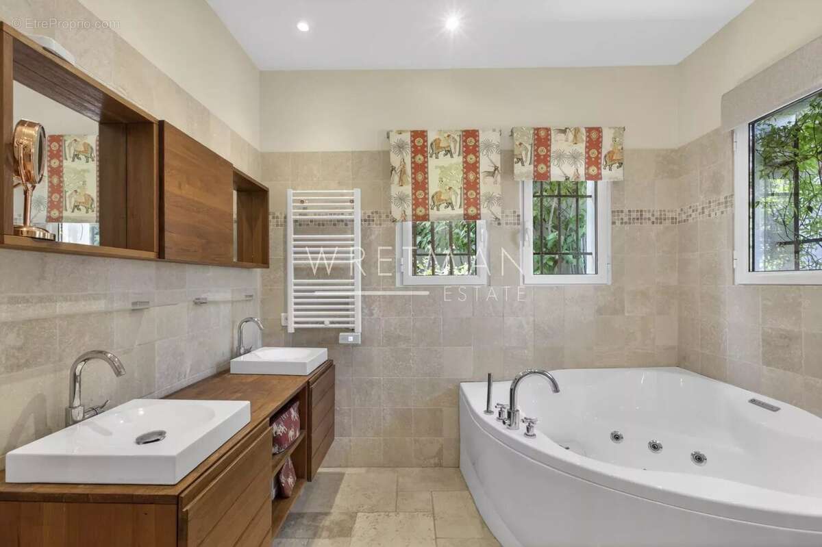 Maison à CHATEAUNEUF-GRASSE