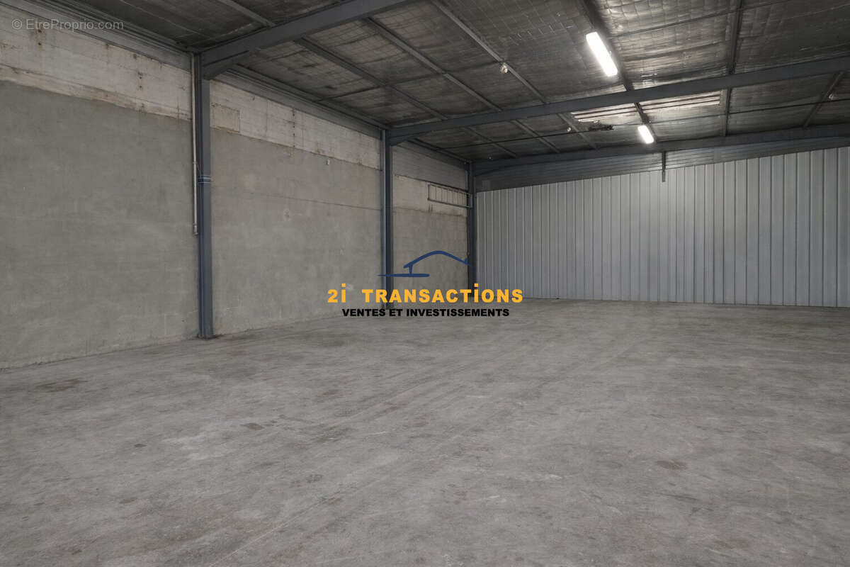 Commerce à SAINT-MARTIN-LA-PLAINE