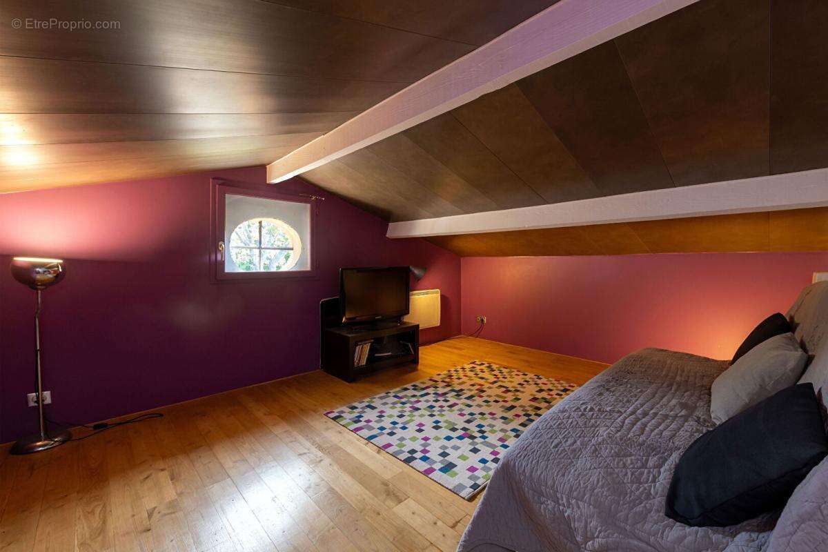 FREJUS - Hameau de Valescure - Villa 175 m² , dépendance, 4 chambres - photo 12
