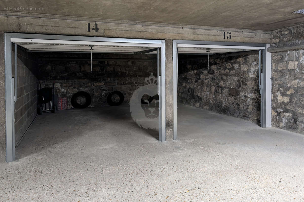 Parking à SAINT-MAUR-DES-FOSSES