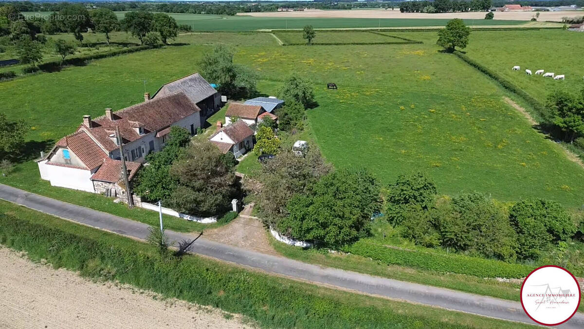Maison à SAINT-BONNET-TRONCAIS