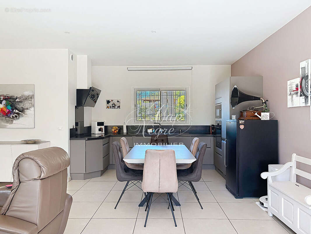 Maison rénovée proche commodités avec jardin et 3 parkings à vendre à sainte maxime - golfe de saint tropez - photo 6
