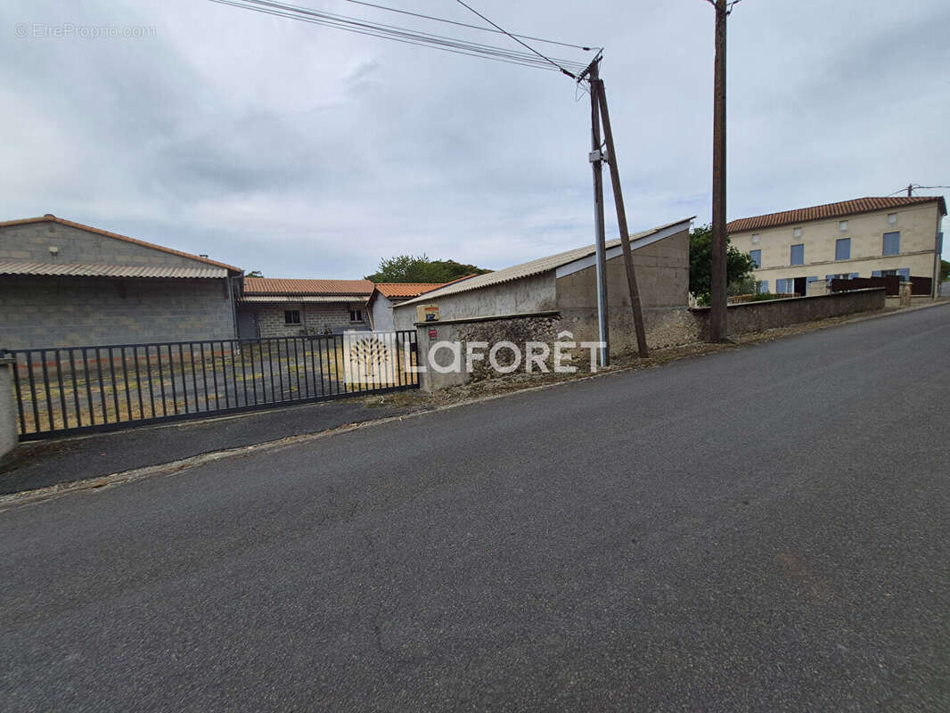 Ensemble immobilier avec maison en pierre, vastes dépendances et jardin. - photo 9