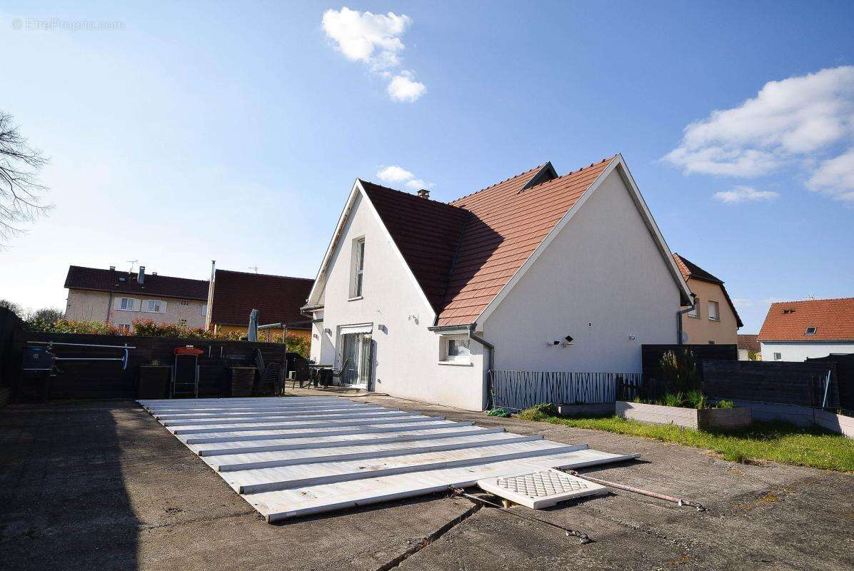 Maison familiale de 177 m² avec piscine et jardin, à Volgelsheim - photo 2