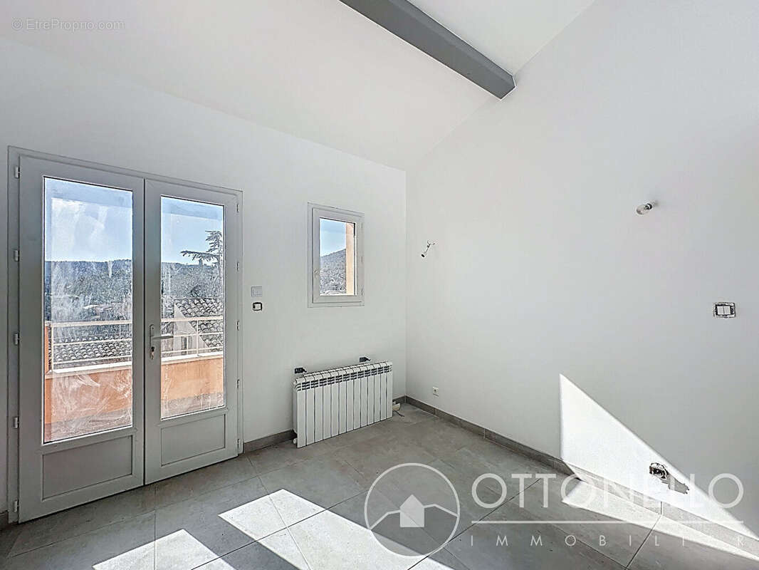 Appartement à ROQUEBRUNE-SUR-ARGENS