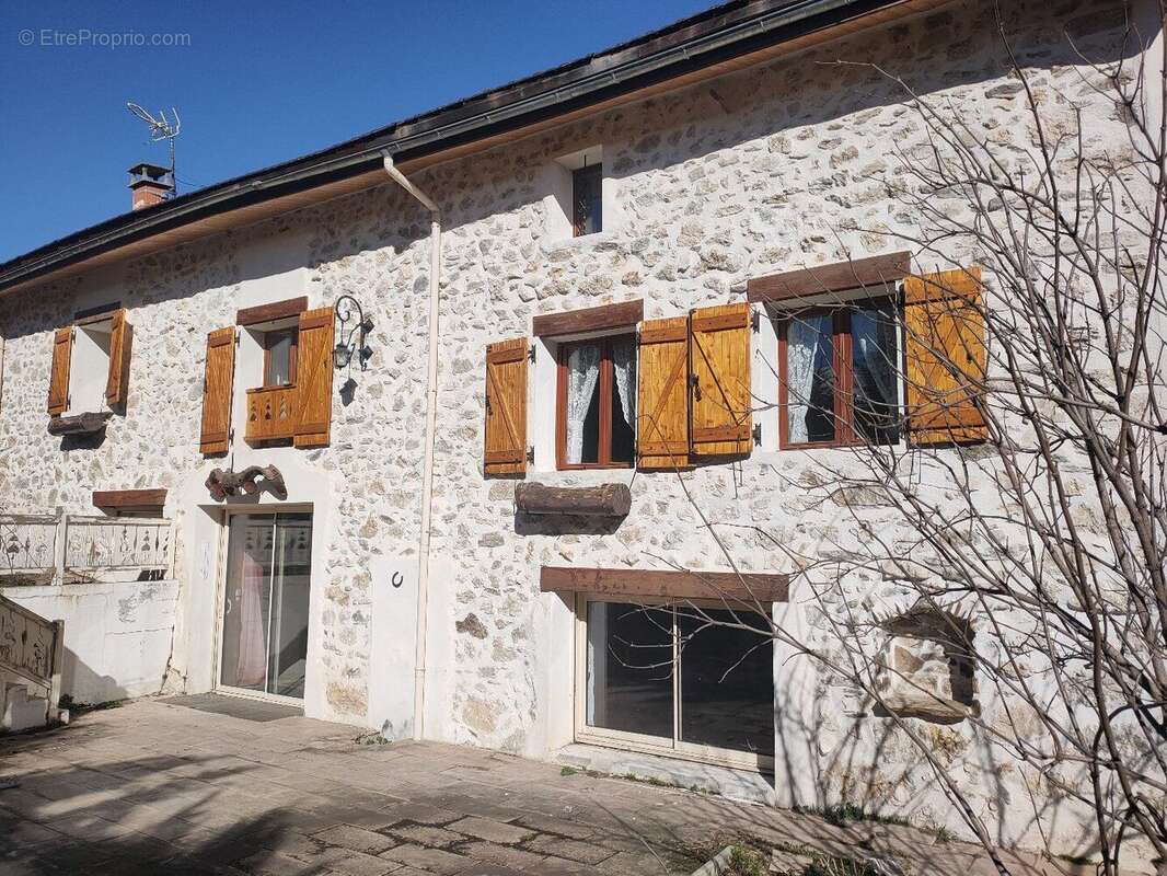 Maison de 200 m² en pierre avec jardin - photo 2