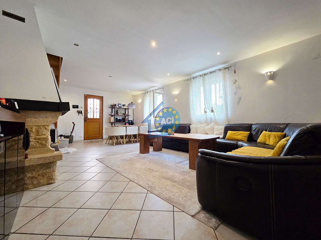 Maison à FOLLAINVILLE-DENNEMONT