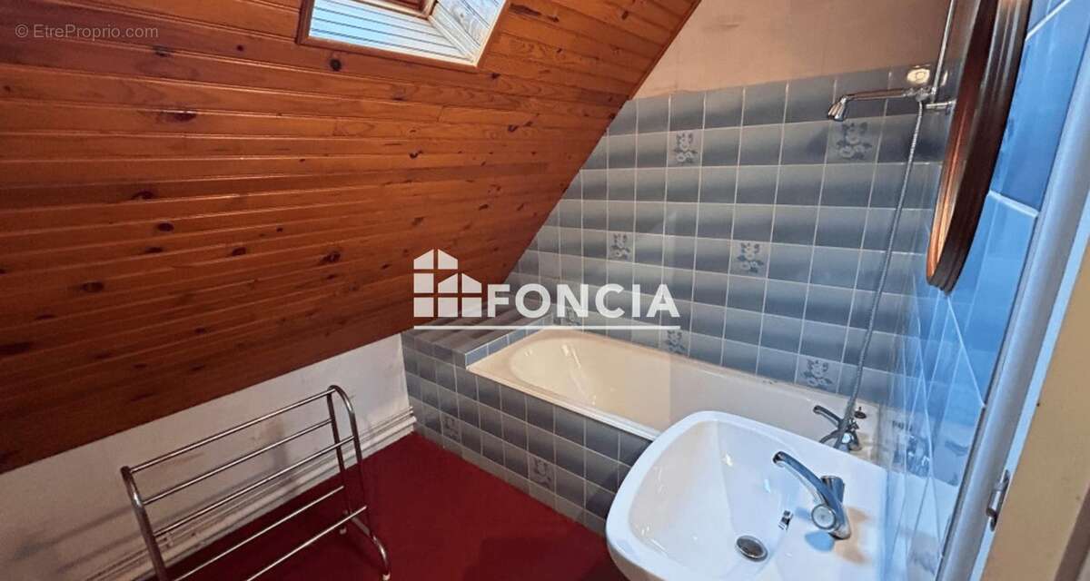 Maison à SAINT-BROLADRE