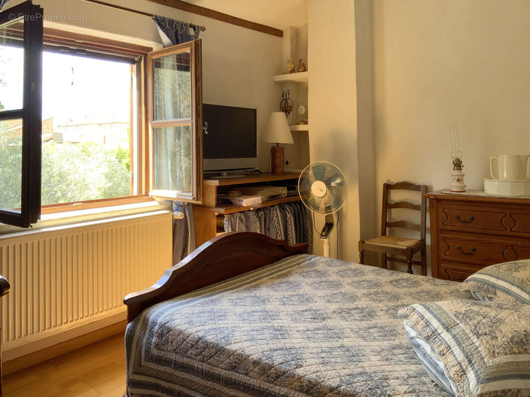 Dans village avec commerces, charmante maison en pierre avec jardin et piscine. - photo 8