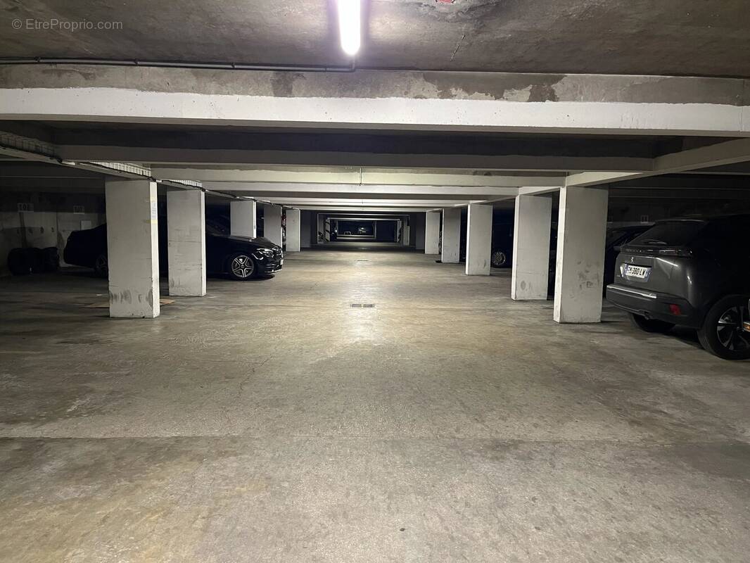 Parking à PARIS-15E