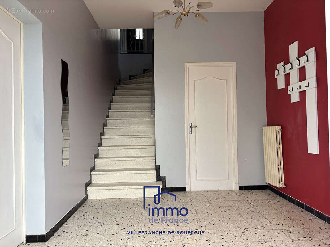 Maison T5 sur deux niveaux 128 m2 avec terrain et garage - photo 9
