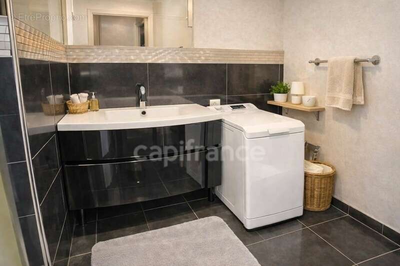  SÈTE – Quai Aspirant Herber  T3 entièrement rénové avec balcon et cave. Un emplacement recherché, un appartement clé en main… i - photo 5