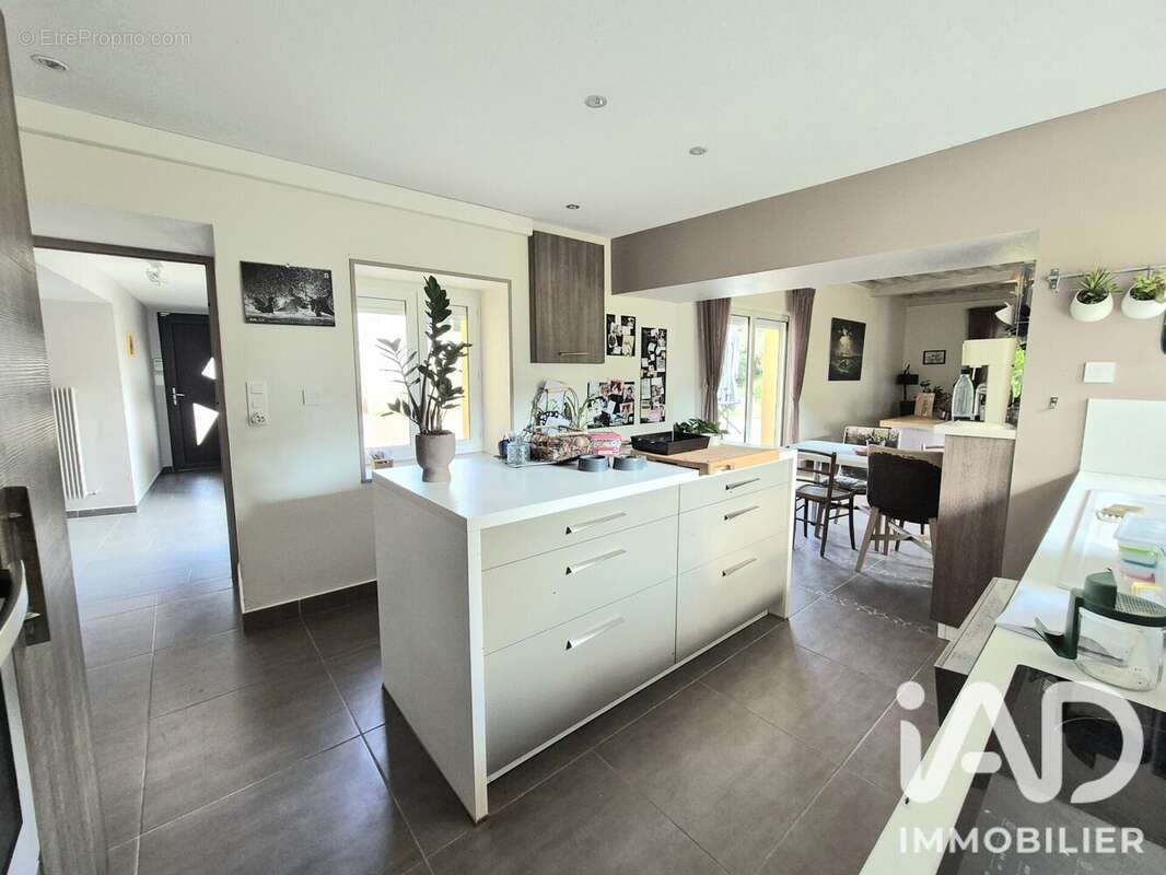 Maison 208 m² à Grezolles  - photo 3