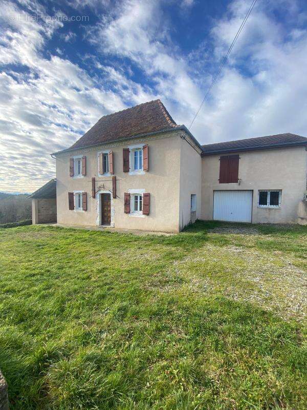 Maison à SALLESPISSE