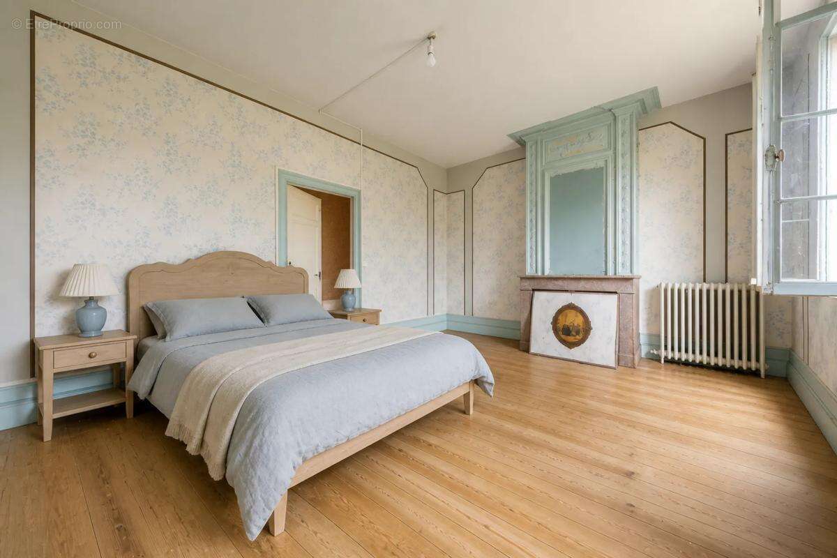 Maison 8 pièces de 400 m2 située à Saint-Médard-de-Guizières - photo 8