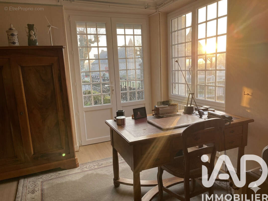 Maison 216 m² à Laval-De-Cere  - photo 2