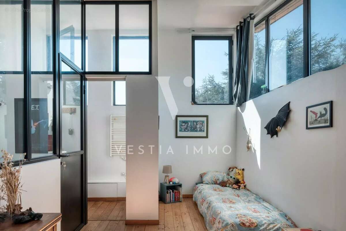 Maison atypique rénovée – 108 m² au sol – 4 chambres – cour privée - photo 17