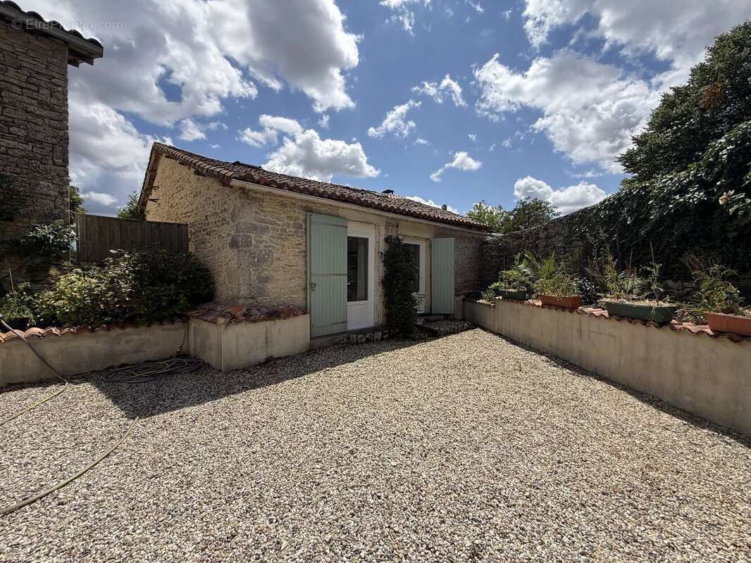 Charmante propriété en pierre de 3 chambres entre Ruffec et Verteuil - photo 18