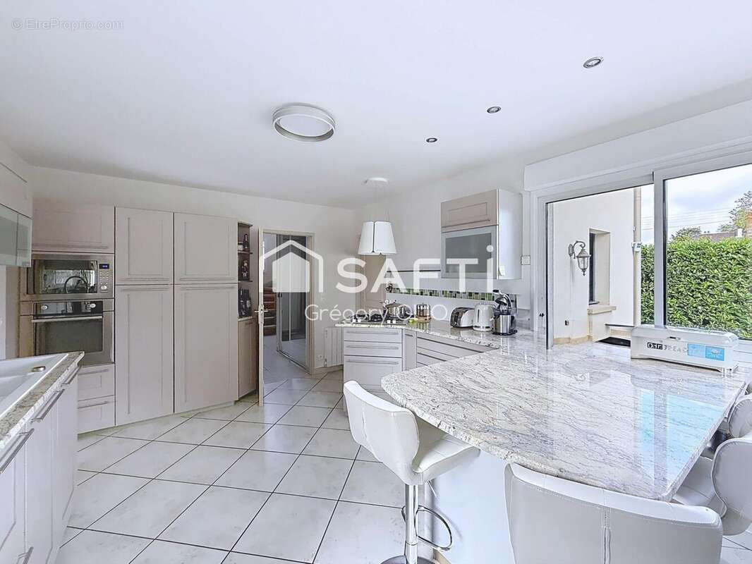 Maison 194 m² à Vieille-Eglise-En-Yvelines  - photo 4