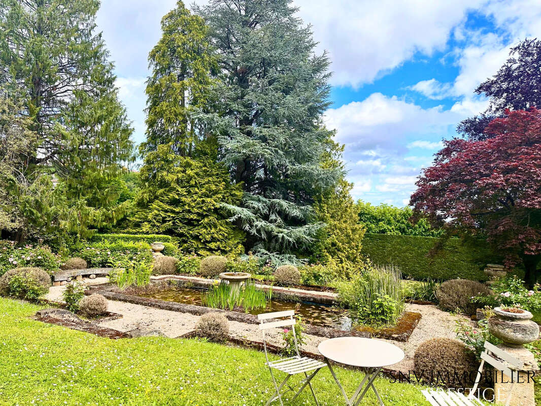 Château d'exception au sein d'un parc arboré avec dépendances, pavillon d'invités et maison de gardien - photo 10
