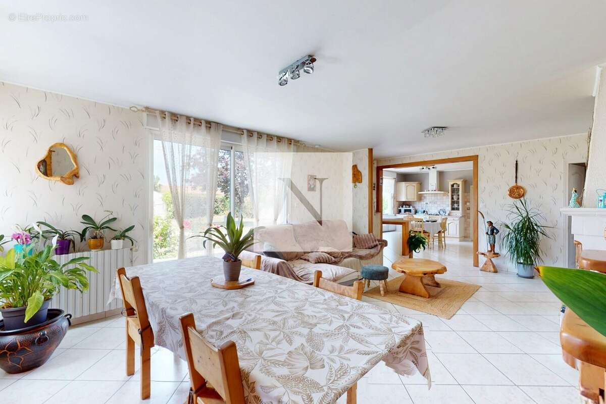 Maison à SAINTE-RADEGONDE-DES-NOYERS