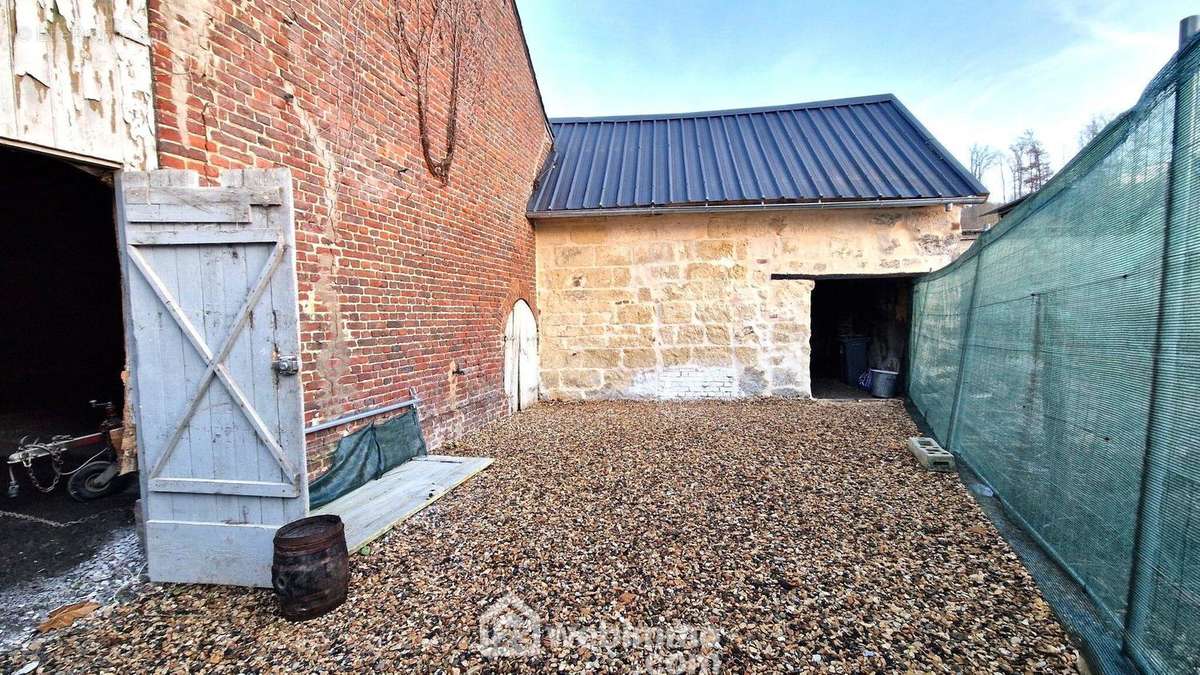 Attenante, une seconde dépendance en pierres - Maison à CREPY