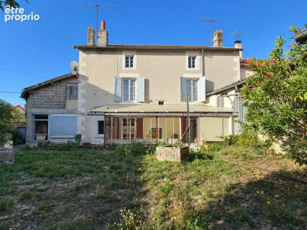  Maison de caractère aux multiples possibilités – Cœur de Saint-Laurent-de-Céris - photo 2