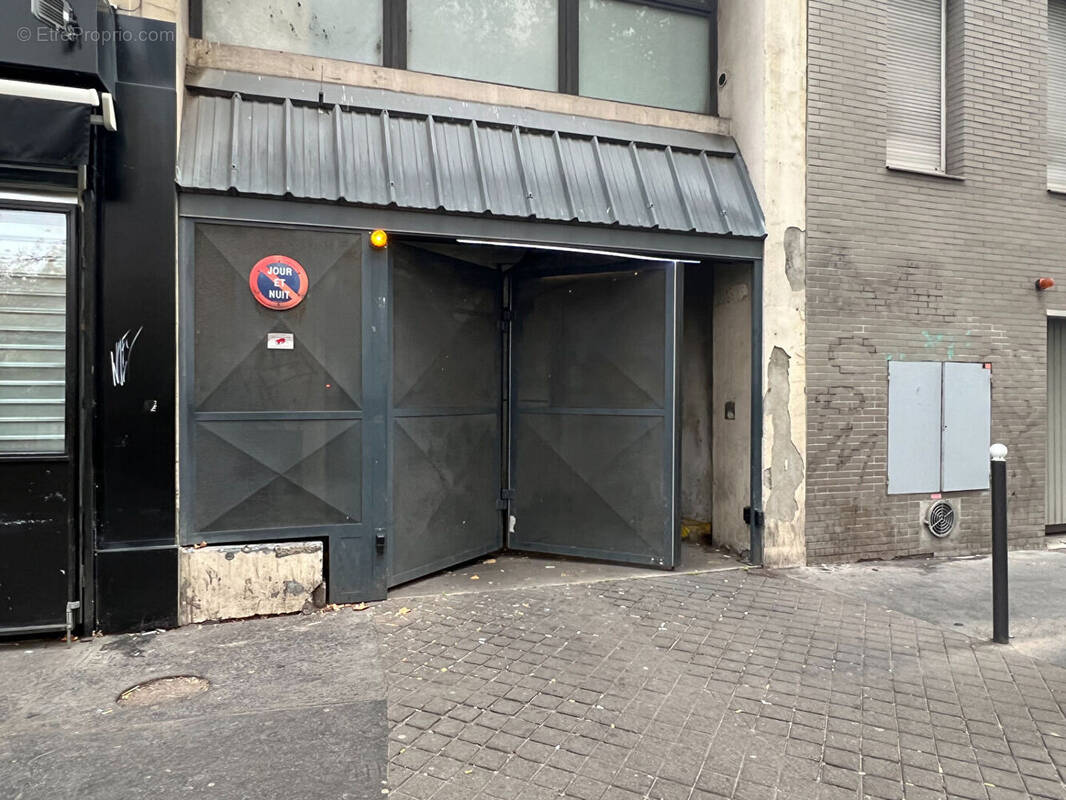 Parking à PARIS-18E